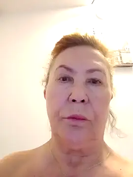 Hottie-Mom online show from April 19, 2026, 7:29 am