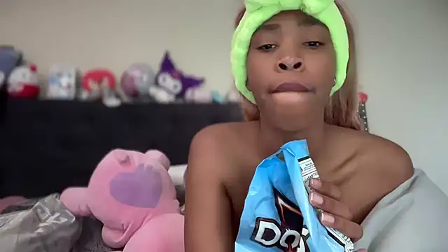 Snapshot of Cum2Charm chatting on March 7, 2026, 3:53 pm Cum2Charm online show from March 7, 2026, 3:53 pm