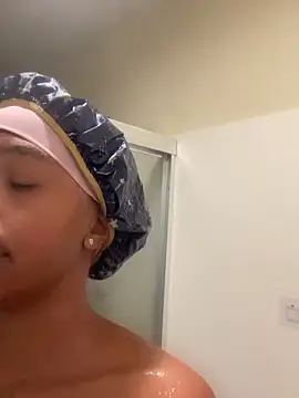 Snapshot of Cum2Charm chatting on April 3, 2026, 12:58 pm Cum2Charm online show from April 3, 2026, 12:58 pm