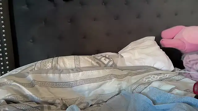 Snapshot of Cum2Charm chatting on April 14, 2026, 11:55 pm Cum2Charm online show from April 14, 2026, 11:55 pm