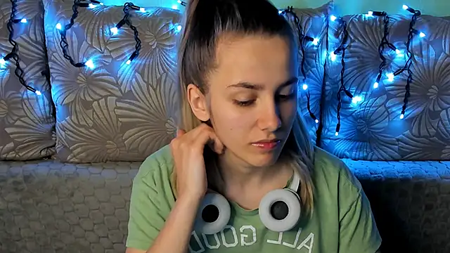 MaggieCake online show from December 15, 2025, 3:11 am