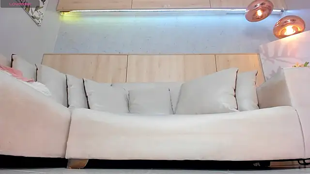 maryevans  online show from March 6, 2025, 12:09 pm