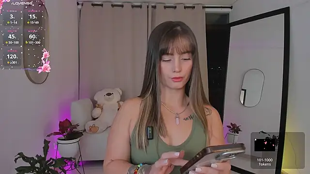 roxie gates  online show from October 21, 2025, 11:05 pm