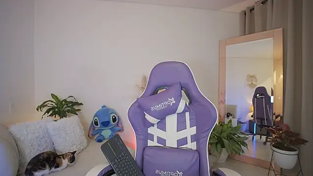 roxie gates  online show from March 29, 2026, 2:22 am