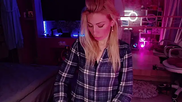 AnnieGOld  online show from September 19, 2025, 1:18 am