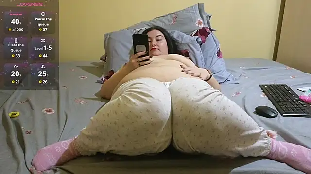 Snapshot of BBW_MILF_4U chatting on February 20, 2025, 1:40 pm BBW MILF 4U online show from February 20, 2025, 1:40 pm