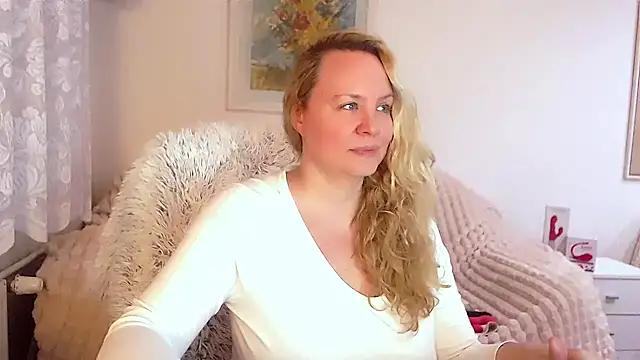 Snapshot of Sarah4you chatting on February 1, 2025, 10:02 pm Sarah4you online show from February 1, 2025, 10:02 pm