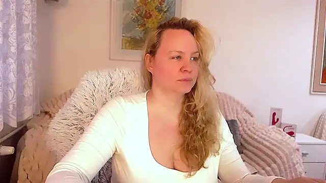 Snapshot of Sarah4you chatting on February 8, 2025, 4:04 pm Sarah4you online show from February 8, 2025, 4:04 pm