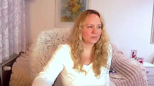 Snapshot of Sarah4you chatting on February 10, 2025, 12:52 am Sarah4you online show from February 10, 2025, 12:52 am