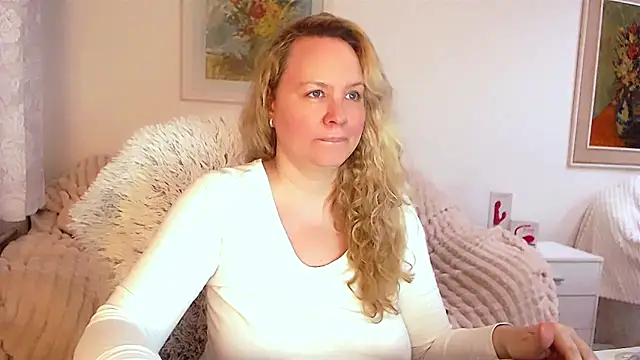 Snapshot of Sarah4you chatting on February 13, 2025, 4:28 pm Sarah4you online show from February 13, 2025, 4:28 pm