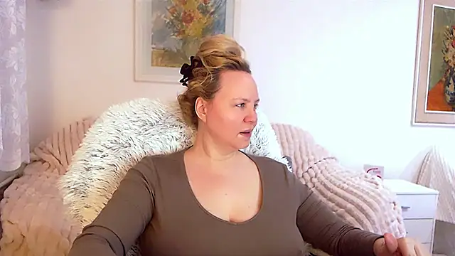 Snapshot of Sarah4you chatting on February 15, 2025, 9:48 pm Sarah4you online show from February 15, 2025, 9:48 pm