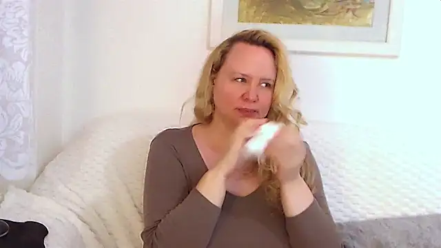 Snapshot of Sarah4you chatting on September 26, 2025, 8:35 pm Sarah4you online show from September 26, 2025, 8:35 pm