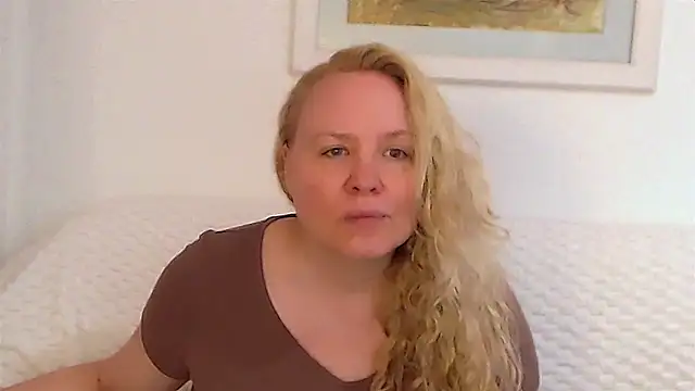 Snapshot of Sarah4you chatting on October 9, 2025, 8:51 pm Sarah4you online show from October 9, 2025, 8:51 pm