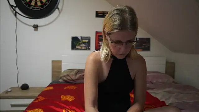 Moistdevil online show from November 17, 2025, 1:50 pm