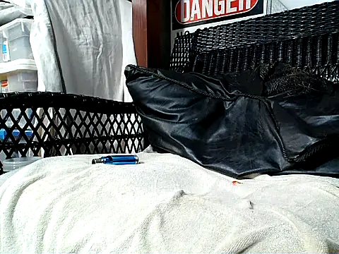 HungHawaiian808xh online show from December 18, 2025, 4:18 am