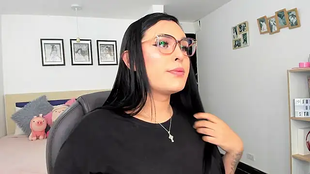 Snapshot of naty_pink chatting on April 16, 2026, 3:35 pm naty pink online show from April 16, 2026, 3:35 pm