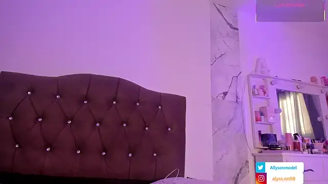 Snapshot of alysson_18 chatting on April 13, 2026, 2:11 pm alysson 18 online show from April 13, 2026, 2:11 pm