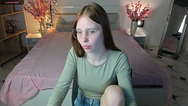 Snapshot of CharmedDoll chatting on March 21, 2025, 2:40 pm CharmedDoll online show from March 21, 2025, 2:40 pm