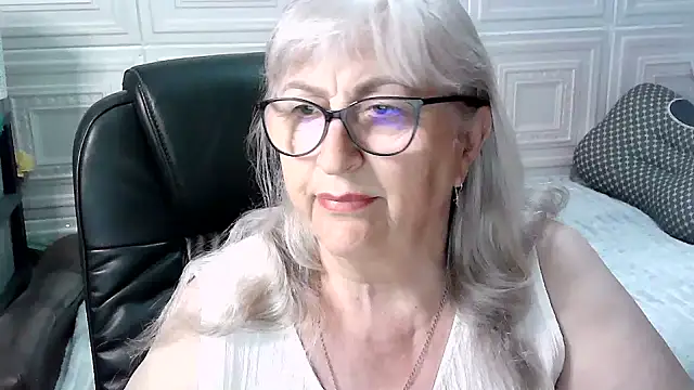 Snapshot of LolkaAlyss chatting on May 5, 2026, 8:17 pm LolkaAlyss online show from May 5, 2026, 8:17 pm