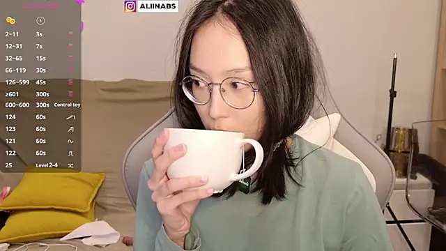 Snapshot of aliiiiiina chatting on December 26, 2024, 5:19 pm aliiiiiina online show from December 26, 2024, 5:19 pm