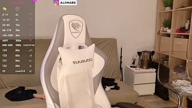 Snapshot of aliiiiiina chatting on January 8, 2025, 11:54 am aliiiiiina online show from January 8, 2025, 11:54 am