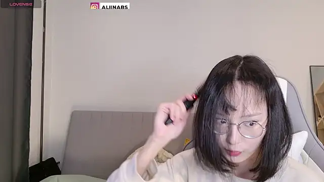 Snapshot of aliiiiiina chatting on February 17, 2025, 11:53 pm aliiiiiina online show from February 17, 2025, 11:53 pm