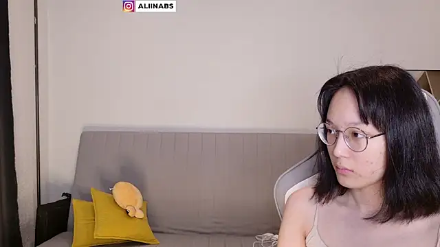 Snapshot of aliiiiiina chatting on March 23, 2025, 2:04 am aliiiiiina online show from March 23, 2025, 2:04 am