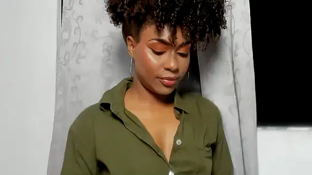 thaimy  online show from November 3, 2025, 1:51 am