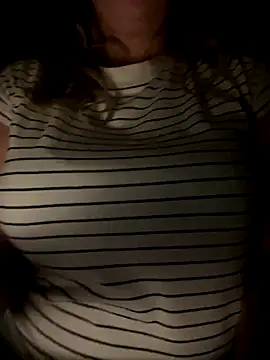 Snapshot of CravingControl chatting on October 31, 2025, 4:02 am CravingControl online show from October 31, 2025, 4:02 am