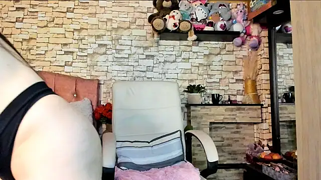 Snapshot of Carla_expit chatting on July 2, 2026, 12:32 am Carla expit online show from July 2, 2026, 12:32 am