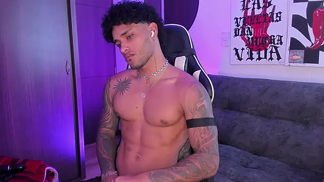 Snapshot of Alessandro_Vanni chatting on April 26, 2026, 2:59 pm Alessandro Vanni online show from April 26, 2026, 2:59 pm