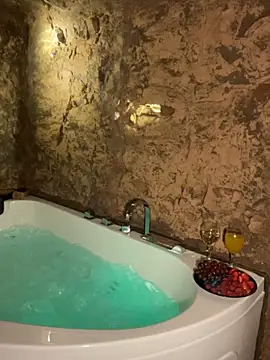 Snapshot of joanaelaa chatting on December 16, 2024, 5:22 pm joanaelaa online show from December 16, 2024, 5:22 pm