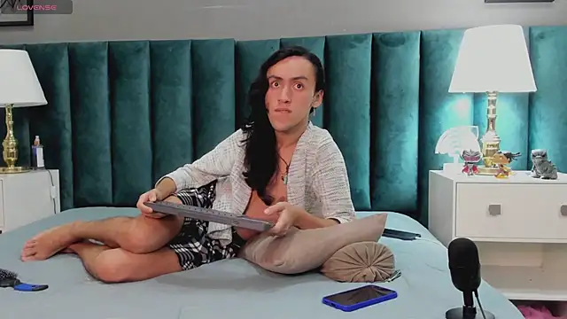 Snapshot of Karol_fenixx chatting on January 24, 2025, 6:14 pm Karol fenixx online show from January 24, 2025, 6:14 pm