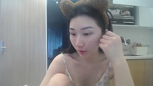Asiagirll online show from May 19, 2026, 1:56 am