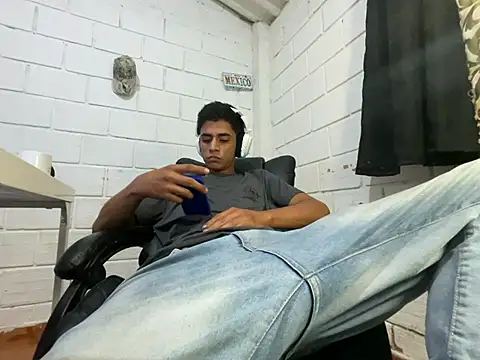 Snapshot of Max_TheHorseDick chatting on July 3, 2026, 2:51 am Max TheHorseDick online show from July 3, 2026, 2:51 am