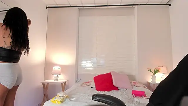 SophiaaStone online show from February 9, 2026, 12:20 pm