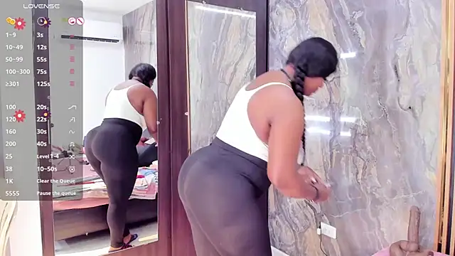 LauraSaenz01 online show from April 11, 2026, 3:33 am