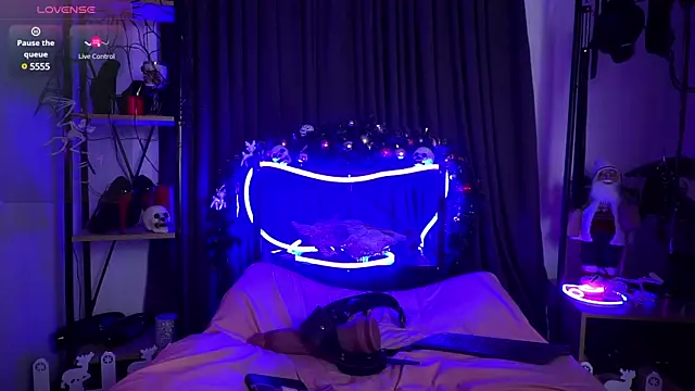 CyberXGoddess online show from December 27, 2024, 2:47 am