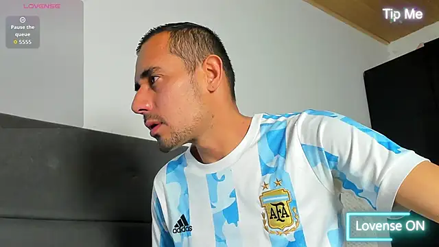 jhonyalzate2 online show from April 13, 2026, 3:34 am