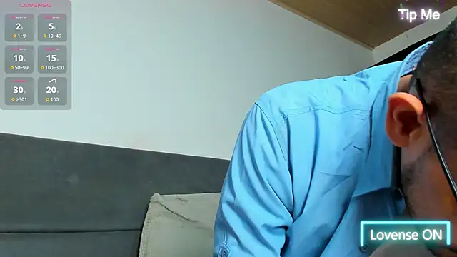 jhonyalzate2 online show from June 17, 2026, 1:52 am