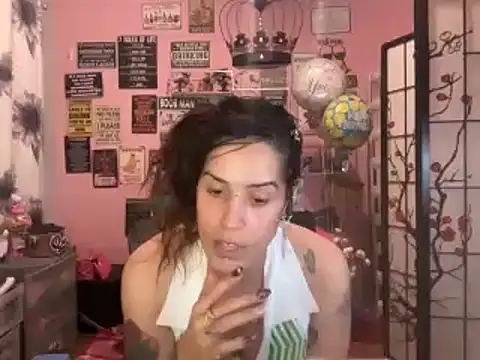 Snapshot of latinacubana chatting on December 31, 2024, 8:37 am latinacubana online show from December 31, 2024, 8:37 am