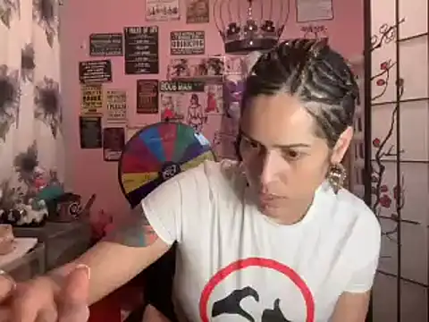 Snapshot of latinacubana chatting on January 22, 2025, 2:37 am latinacubana online show from January 22, 2025, 2:37 am