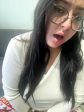 MileyGia online show from December 5, 2025, 2:03 pm