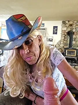 Snapshot of CROSSCOUNTRY1 chatting on March 4, 2025, 3:22 am CROSSCOUNTRY1 online show from March 4, 2025, 3:22 am