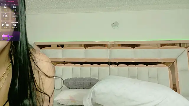 im yours 01 online show from October 28, 2025, 2:04 am