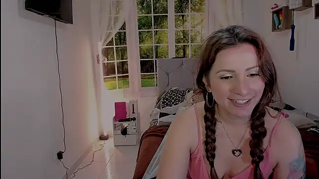Snapshot of vanessabrown_ chatting on May 9, 2026, 3:28 pm vanessabrown online show from May 9, 2026, 3:28 pm