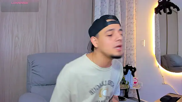 alejandro calderon1 online show from October 19, 2025, 11:05 pm