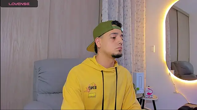 alejandro calderon1 online show from November 5, 2025, 4:23 am