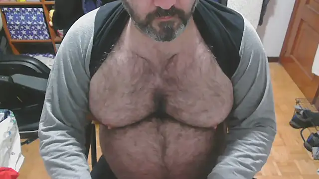 Snapshot of mikeyhotbear chatting on January 7, 2025, 6:48 am mikeyhotbear online show from January 7, 2025, 6:48 am