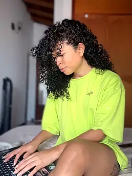 GabriSaenz online show from October 20, 2025, 1:33 pm